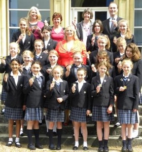 Mayor Awards Pupils with Commemorative Coins