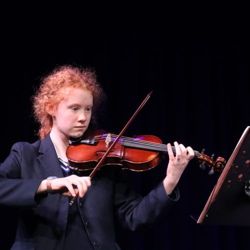 girl playing the violin